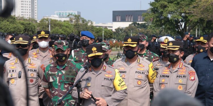 Kapolda Metro Bersama Pangdam Jaya Pimpin Apel Pasukan Pengaman Unjuk Rasa Mahasiswa BEM