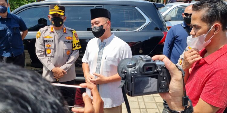 Kunjungi Lokasi Vaksinasi di Beji Depok, Kapolda Menyapa dan Berinteraksi dengan Masyarakat