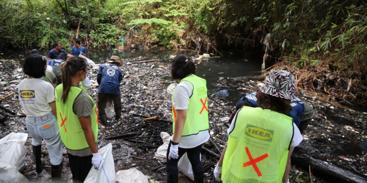 IKEA Indonesia bersama Sungai Watch Bersihkan Sampah Plastik di Sungai Daerah Jimbaran