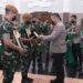 Kapolda Metro Jaya Memberikan Penghargaan Kepada 2 Prajurit TNI Yang Berhasil Menangkap Begal
