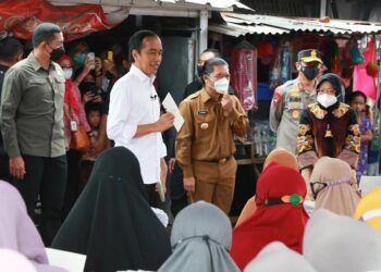 Pj Gubernur Banten Al Muktabar Dampingi Presiden Jokowi Meninjau Harga Migor Curah Di Pasar Baros