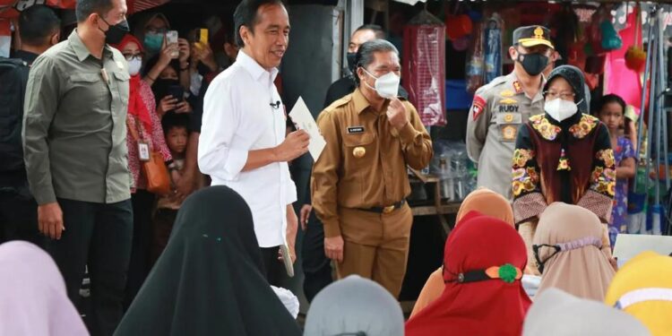 Pj Gubernur Banten Al Muktabar Dampingi Presiden Jokowi Meninjau Harga Migor Curah Di Pasar Baros