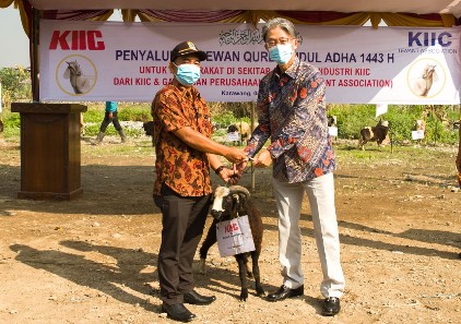Sinar Mas Land Melalui KIIC Bersama Tenant Association Salurkan Hewan Kurban untuk Masyarakat di Iduladha 1443 H