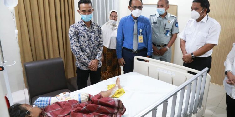 Al Muktabar Jenguk 9 Korban Kecelakaan Odong-Odong Tertabrak Kereta Api