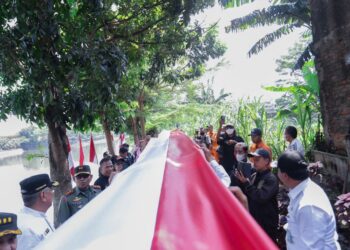 Ribuan Meter Bendera Terbentang, Benyamin Apresiasi Pondok Aren Berkibar