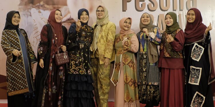 Bersama Dekranasda Desainers Bekasi Sukses Pamerkan Hasil Karya di Hari Batik Nasional