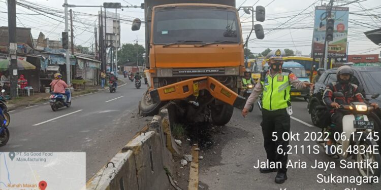 Akibat Mengantuk, Satlantas Polresta Tangerang Evakuasi Mobil yang Alami Kecelakaan Tunggal