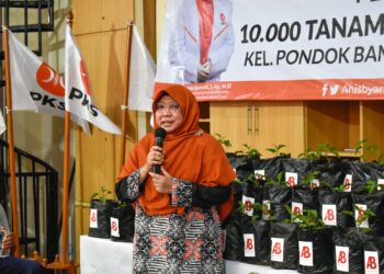 Dukung GNPIP,  Aleg PKS Anis Byarwati Berikan 10.000 Bibit Cabai untuk Warga Pondok Bambu Jaktim