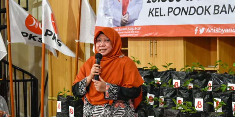 Dukung GNPIP, Aleg PKS Anis Byarwati Berikan 10.000 Bibit Cabai untuk Warga Pondok Bambu Jaktim