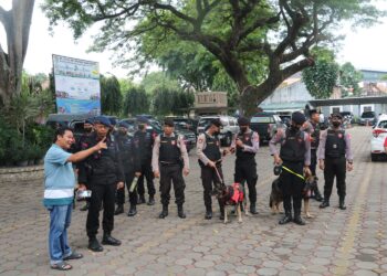 Pastikan Perayaan Natal Aman, Satbrimob Polda Banten Lakukan Sterilisasi Gereja