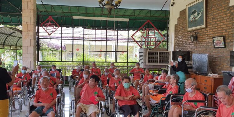 Usia Delapan Tahun, Siloam Hospitals Medan Galang Kebahagiaan Bersama Panti Jompo Taba