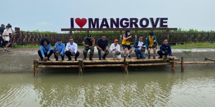 Dukung Eco-Education dan Eco-Tourism di Ketapang-Urban Aquaculture, IKPP Tangerang Kolaborasi Bersama Pelajar SWA, dan PWI Tangerang Tanam Mangrove