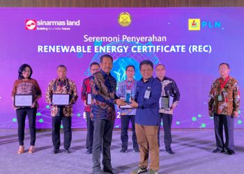PLN Serahkan Sertifikat Renewable Energy Certificate (REC) kepada Sinar Mas Land
