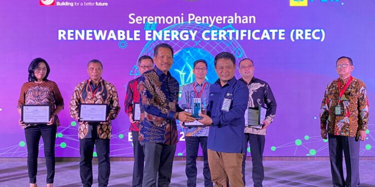 PLN Serahkan Sertifikat Renewable Energy Certificate (REC) kepada Sinar Mas Land