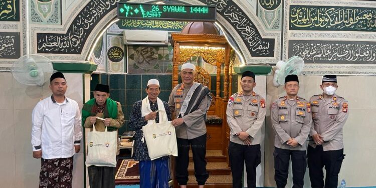 Ditbinmas Polda Metro Jaya Giat Suling dan Serahkan 100 Paket Sembako di Masjid As Syukur