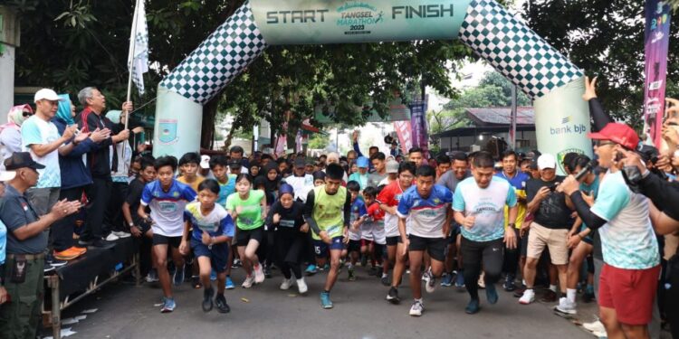 Benyamin Lepas Peserta Road To Tangsel Marathon di Ciputat Timur