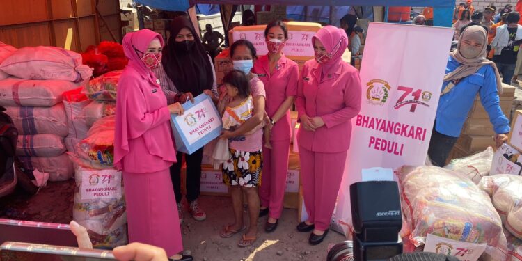 Ibu-ibu Bhayangkari Sambangi Lokasi Penampungan Pengungsi Korban Kebakaran di Penjaringan Jakut