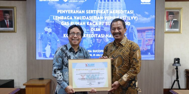 Dukung Penyelenggaraan Nilai Ekonomi Karbon, KAN Serahkan Sertifikat Akreditasi Lembaga Validasi dan Verifikasi Gas Rumah Kaca ke PT. SUCOFINDO