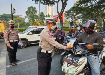 Operasi Zebra Jaya 2023, Sat Lantas Polres Tangsel Bagikan Masker dan Vitamin