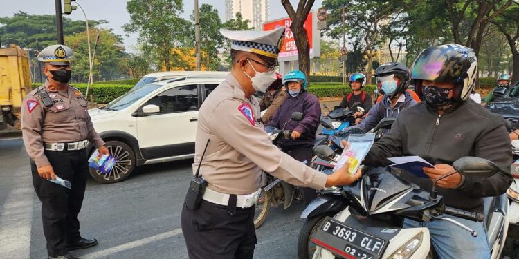 Operasi Zebra Jaya 2023, Sat Lantas Polres Tangsel Bagikan Masker dan Vitamin
