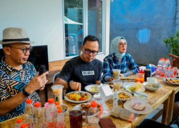 Bima Arya dan Yane Ardian Sarapan di Warung, Dorong Perekonomian Warga