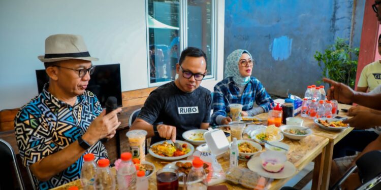 Bima Arya dan Yane Ardian Sarapan di Warung, Dorong Perekonomian Warga