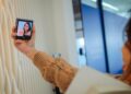 Berkat Hinge yang Kokoh, Ini 3 Inspirasi Cara Vlogging Unik Cuma Bisa Dilakukan Pakai HP Lipat Galaxy Z Flip5! 