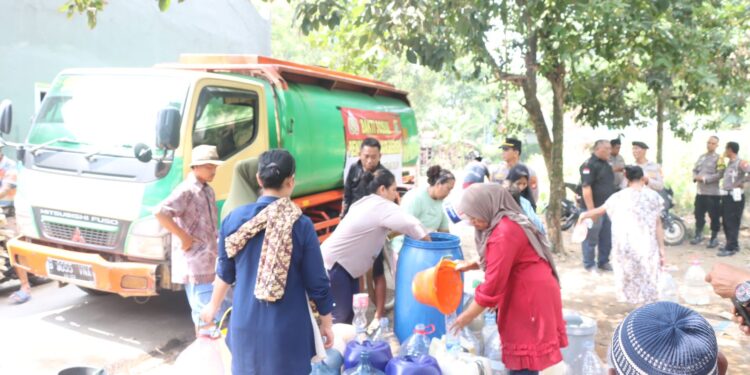 Polsek Cisauk Salurkan Ribuan Liter Air Bersih Untuk Warga Kp. Koceak