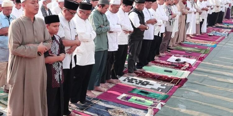 Benyamin Bersama Ribuan Masyarakat Lakukan Salat Istisqa’