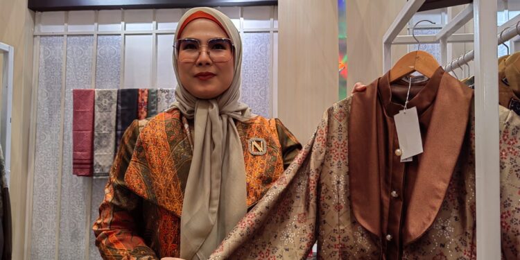 Ikut IN2MF 2023, Nina Nugroho Kenalkan Tenun Seseh
