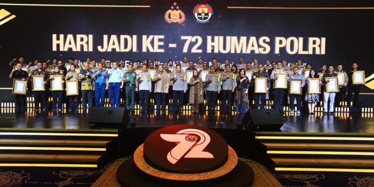 Dua Hadiah Untuk Divisi Humas Polri Dari Kapolri