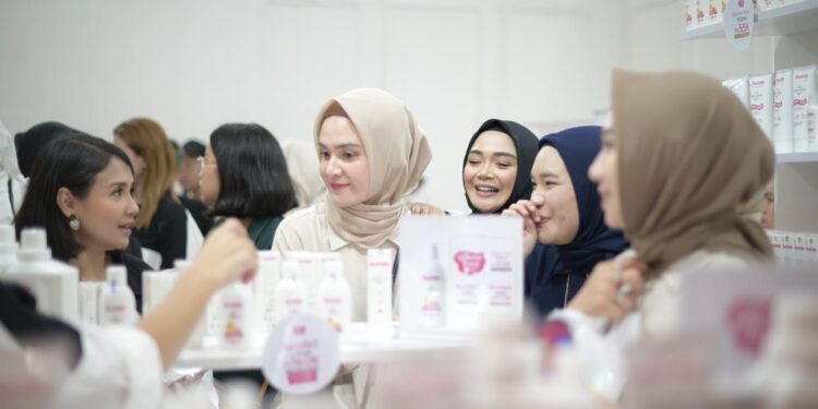 Bertabur Hadiah di Booth Doodle Exclusive Baby Care dalam IMBEX 2023