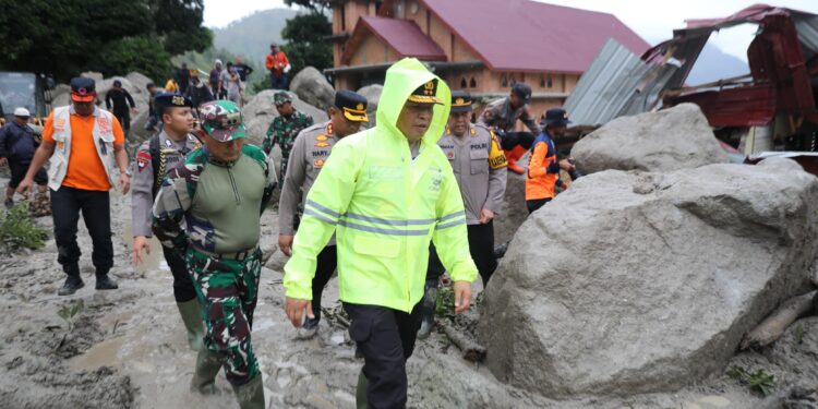 Kapolda Sumut Salurkan Bantuan dan Pastikan Pencarian Korban Longsor di Humbahas