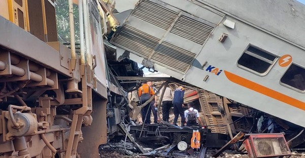 Dua Korban Kecelakaan Kereta Api Di Evakuasi