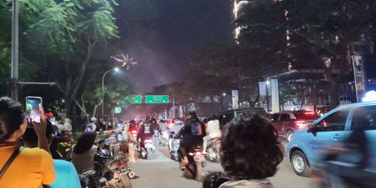 Sambut Tahun Baru 2024, Warga Tangsel Asik Nonton Kembang Api di Alam Surera