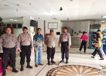 Anggota Pamobvit Lakukan Pengamanan Ibadah Tahun Baru di Gereja