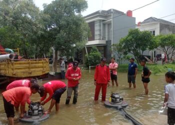 Atasi Banjir, DSDABMBK Tangsel Turunkan Pompa Penyedot Air