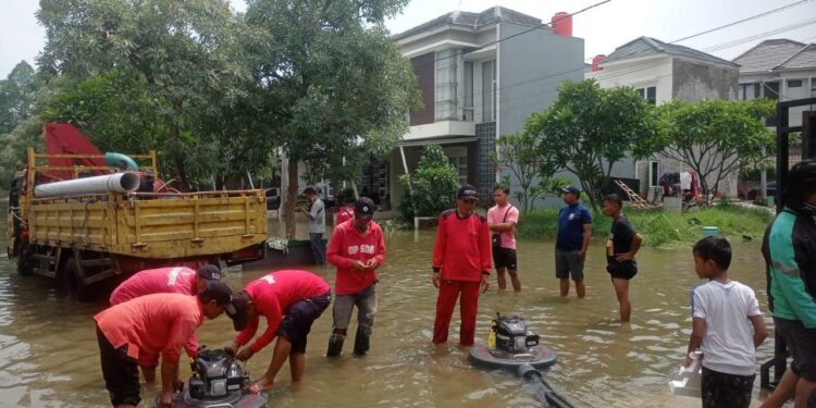 Atasi Banjir, DSDABMBK Tangsel Turunkan Pompa Penyedot Air