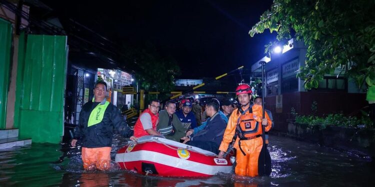 Terdampak Banjir, Pilar Tinjau Warga dan Berikan Bantuan