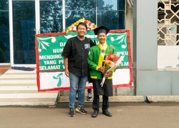 Inspiratif! Fiky Bangga Kenakan Jaket Jatiper di Acara Wisudanya