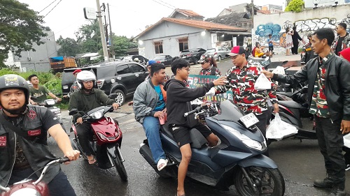 Ramadan Berbagi, LMP Tangsel Bagikan 500 Paket Makanan di Bunderan Meruga Ciputat