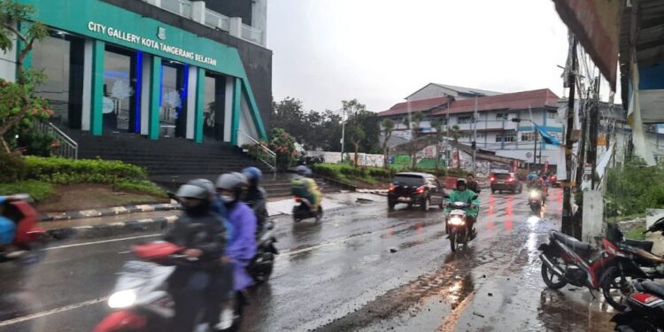 Jalan Maruga Ditinggikan, Pengguna Jalan Diimbau Berhati-hati Saat Melintas