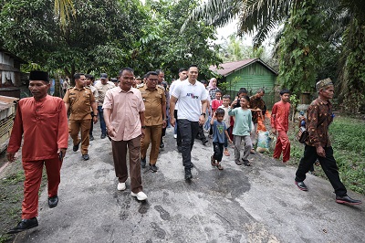 Menteri AHY Blusukan di Riau, Mulai dari Ganti Mobil hingga Layani Warga Foto di Kebun