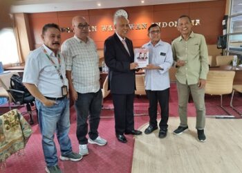 OC Kaligis Serahkan Cinderamata Buku Bertanda Tangan Prabowo ke PWI Pusat