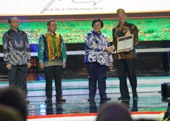 Dukung Gerakan Sekolah Adiwiyata di Tangsel, Benyamin Raih Penghargaan dari KLHK
