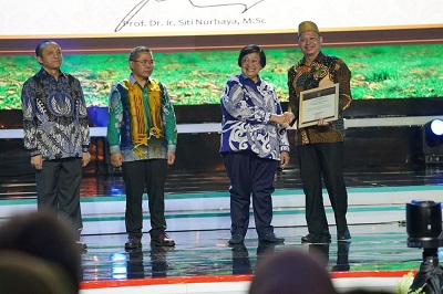 Dukung Gerakan Sekolah Adiwiyata di Tangsel, Benyamin Raih Penghargaan dari KLHK
