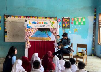 Patriot Siaga: Pertunjukan Boneka Tangan “Smong si Raksasa Laut” untuk edukasi mitigasi bencana anak-anak di SDN 1 Situregen