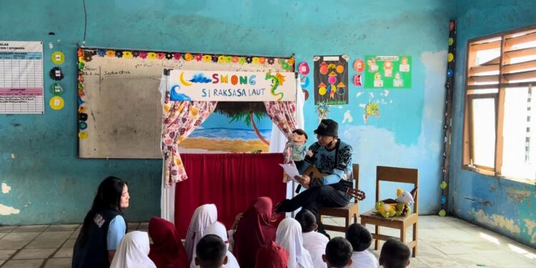 Patriot Siaga: Pertunjukan Boneka Tangan “Smong si Raksasa Laut” untuk edukasi mitigasi bencana anak-anak di SDN 1 Situregen