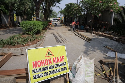 Peningkatan Jalan, Pemkot Tangsel Lakukan Perbaikan di Jalan Masuk Cendana Residence