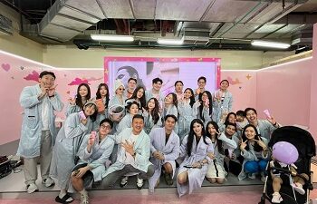Real Body & Soul Bikin Pengunjung Mall Heboh dengan influencers Pakai Bathrobe!